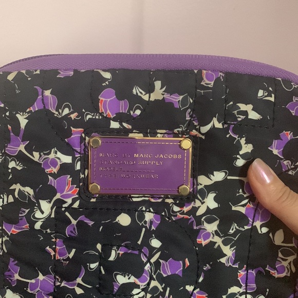 Marc Jacobs iPad cross body bag with zipper gold chain flower black white purple - Picture 5 of 10